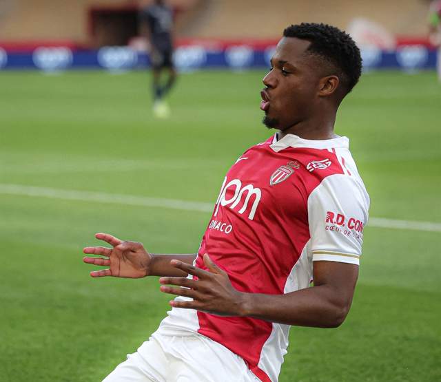 名观众掌声, 比雷思为摩 名观众掌声, 比雷思为摩